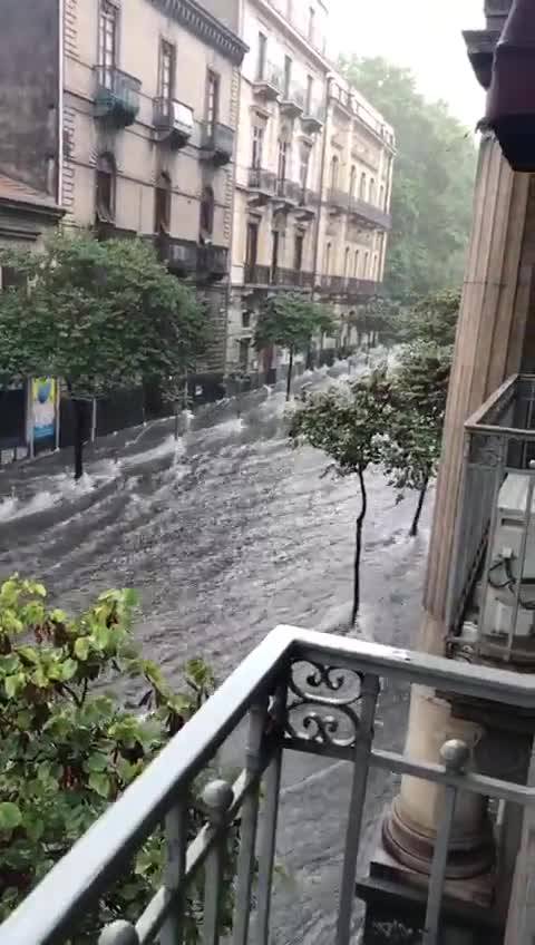 Un fiume d'acqua tra le strade di Catania