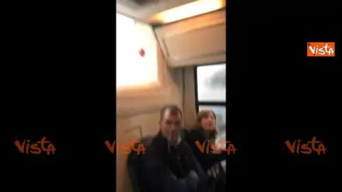 Maltempo a Napoli: piove all'interno dell'autobus