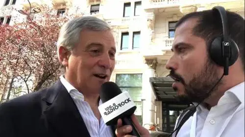 Tajani canta Battisti: "Il M5S? Nulla a che vedere con la libertà"