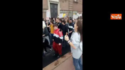 Manichini Di Maio e Salvini bruciati a manifestazione studenti a Torino "Chi non salta è della Lega"
