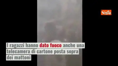 I fantocci di Salvini e Di Maio bruciati / L'INFOGRAFICA