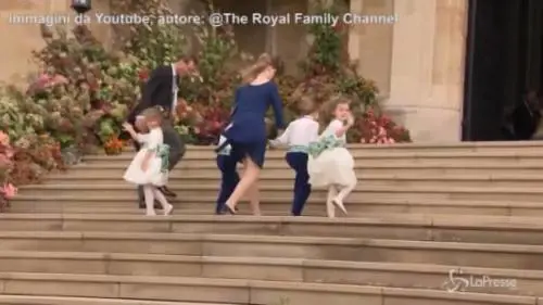 Royal Wedding, i paggetti inciampano e alla principessa Louise si alza la gonna