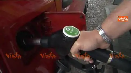 Ecco le nuove etichette europee per benzina e diesel, per ora con la doppia dicitura Immagini