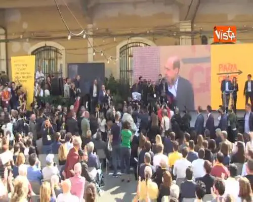 Blitz degli animalisti interrompe discorso di Zingaretti: "Vergogna"