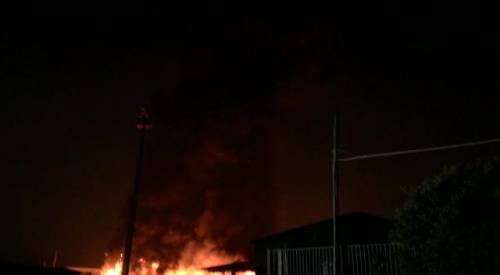Milano, incendio in un deposito di rifiuti
