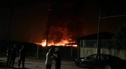 Milano, le fiamme nella notte