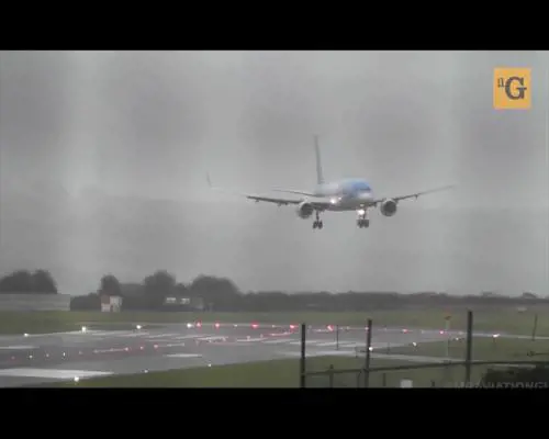 Atterraggio spettacolare sfidando la tempesta
