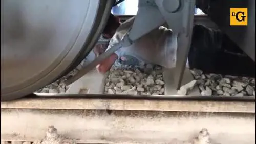 Napoli, un giovane sotto al treno per protesta