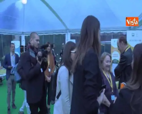 Va via Salvini e le attenzioni sono per Isoardi, foto e selfie per la conduttrice alla Coldiretti