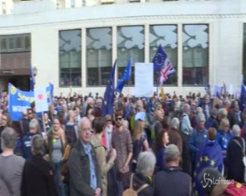 Londra in piazza per un nuovo referendum sulla Brexit: la folla si raduna