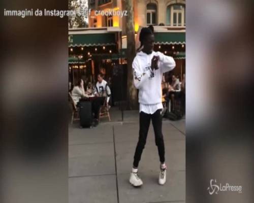 Balla e non sembra vero, l'artista francese sorprende tutti