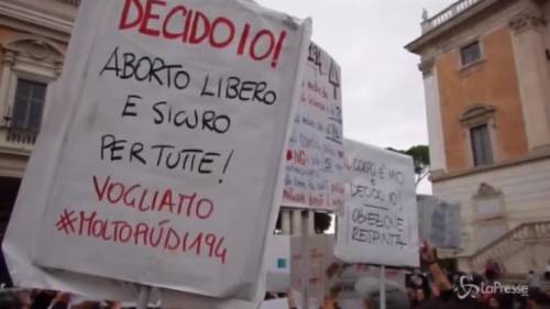 Roma, protesta in Campidoglio per mozione contro l'aborto