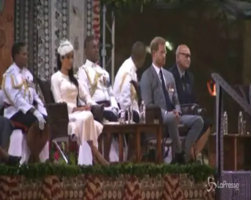 Harry e Meghan alle Fiji, la cerimonia di benvenuto