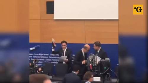 Ciocca (Lega) imbratta con una scarpa le carte di Moscovici
