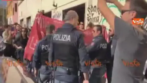 Desirée, i centri sociali contestano Salvini. Il ministro: "Torno con la ruspa"