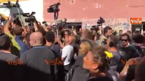Salvini a San Lorenzo: i residenti sono con lui, ma i centri sociali gridano "Sciacallo"