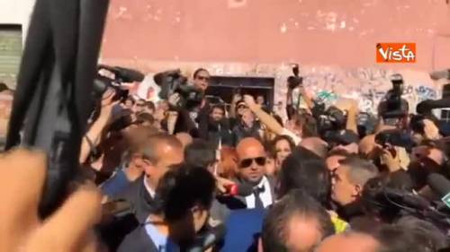 Salvini contestato a San Lorenzo, una residente: "Loro sciacalli, il quartiere con voi"