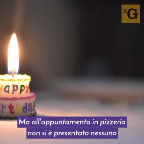 Organizza la festa di compleanno, ma rimane solo...