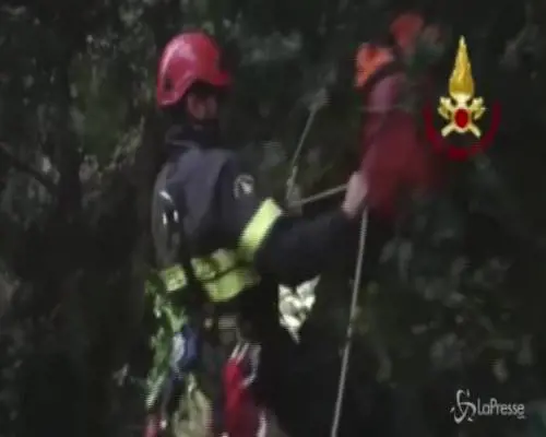 Cacciatore e cane cadono in dirupo, salvati dal vigili del fuoco