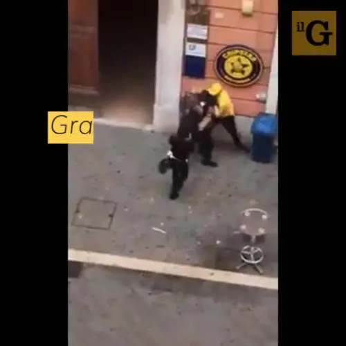 Ancona, bengalese aggredisce passanti e prende a pugni un vigile