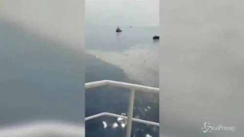 Indonesia, la scia di carburante in mare dopo la caduta dell'aereo