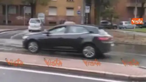 Maltempo, allagamenti sulle strade di Bologna