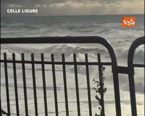 Maltempo in Liguria, le spiagge di Celle Ligure e Voltri flagellate dopo la mareggiata 
