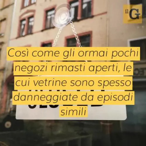 Napoli, maxi rissa al Vasto tra gruppi di stranieri, auto danneggiate