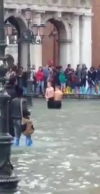 Venezia, ragazzi fanno il bagno in Piazza San Marco