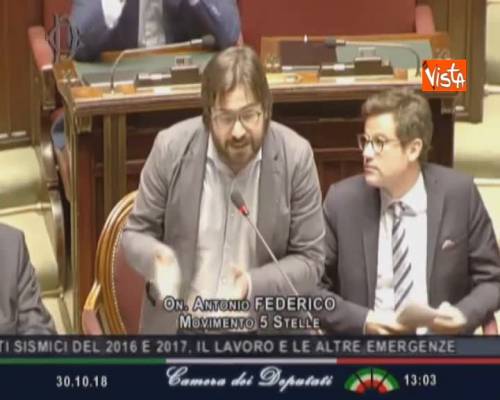 Dl Genova, deputato M5s: "Nessun condono" e Pd urla: "Onestà, onestà"