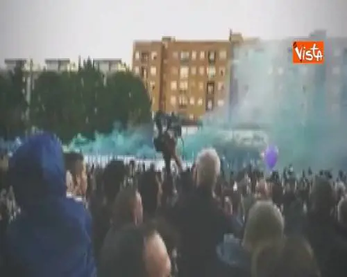 Funerali Desirée, fuochi d’artificio all’uscita del feretro 