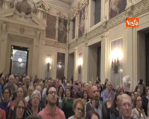 Mimmo Lucano conclude il suo discorso a Milano e la folla canta ‘Bella ciao’