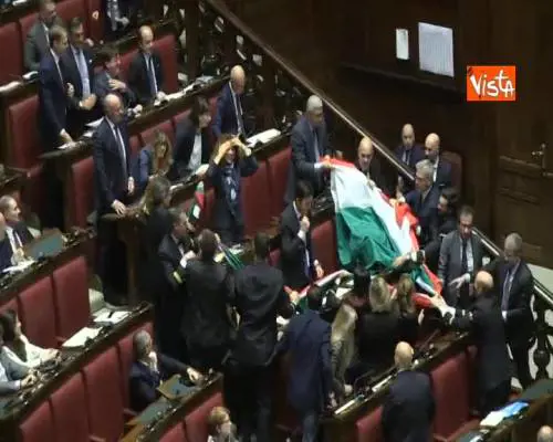 Fratelli d’Italia srotola bandiera tricolore in aula, richiamati da Fico