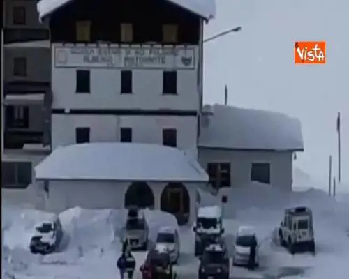 Gli elicotteri arrivano al passo dello Stelvio per salvare gli ospiti bloccati