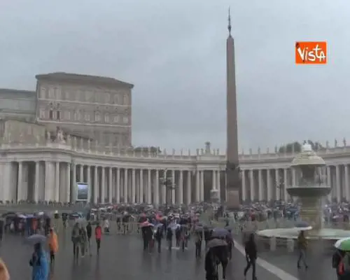 Maltempo, Angelus in Piazza San Pietro con la pioggia, i fedeli sotto gli ombrelli
