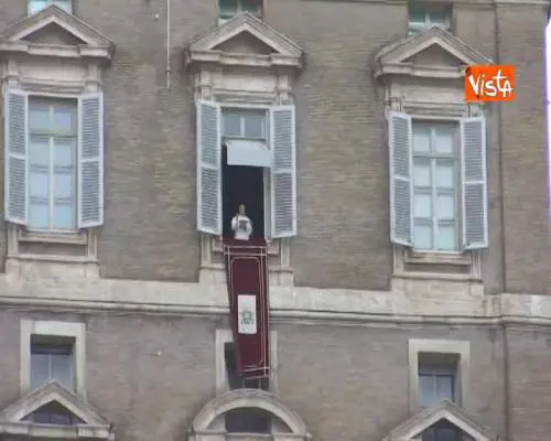Papa Francesco: “Santi non hanno avuto mezze misure, ora tifano per noi”