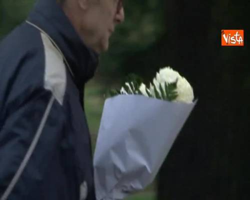 Giornata di preghiera e ricordo dei defunti. Gente e fiori al cimitero parco di Torino