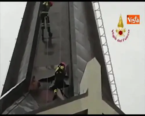 Maltempo in Liguria, copertura di un campanile a Genova messa in sicurezza dai vigili del fuoco