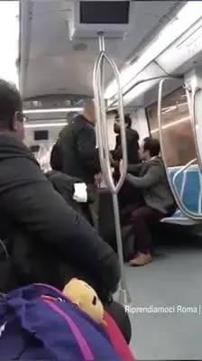 Rissa e pestaggio a bordo della metro di Roma