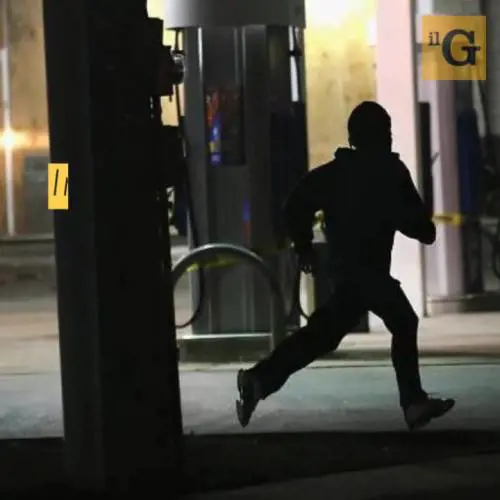 Modena, aggrediti e rapinati da clandestini africani, ferito agente