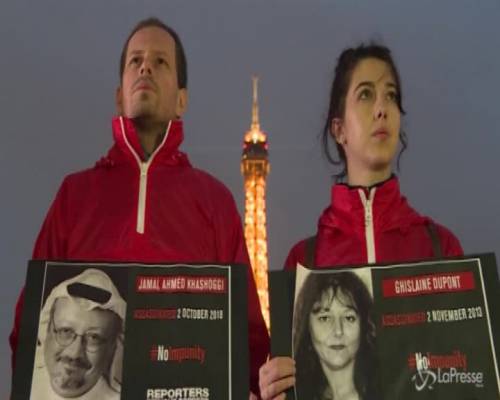 La Tour Eiffel si spegne per i giornalisti uccisi