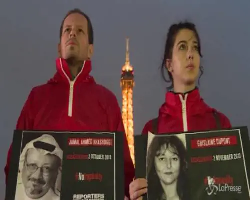 La Tour Eiffel si spegne per i giornalisti uccisi