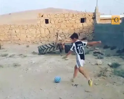 Dybala cerca il piccolo fan fenomeno