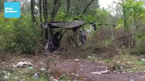 L'inferno del bosco della droga di Rogoredo