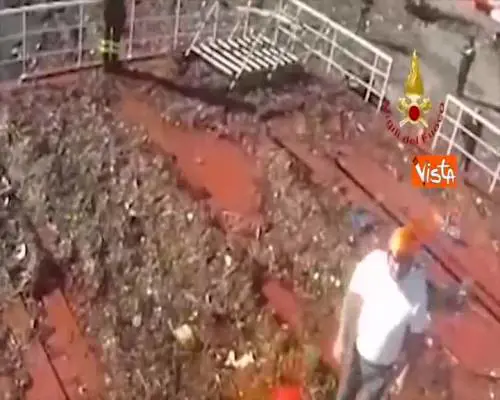 Maltempo in Liguria, recupero beni all’interno dei relitti arenati sulla spiaggia di Rapallo