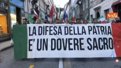 Manifestazione Casapound a Trieste per vittoria prima guerra mondiale tra fumogeni e tricolori