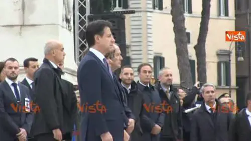  Conte canta l'inno italiano durante le celebrazioni del 4 Novembre