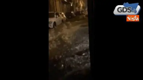 Maltempo a Palermo, via Porta di Castro si trasforma in un fiume per il rafting