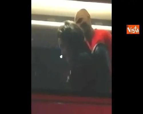 Un gruppo di tifosi a Napoli saluta Cavani dal pullman e lui risponde così