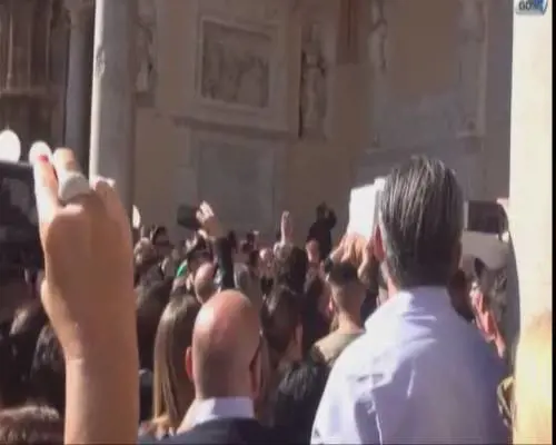 Funerali Casteldaccia, l'uscita delle bare fra palloncini bianchi e applausi